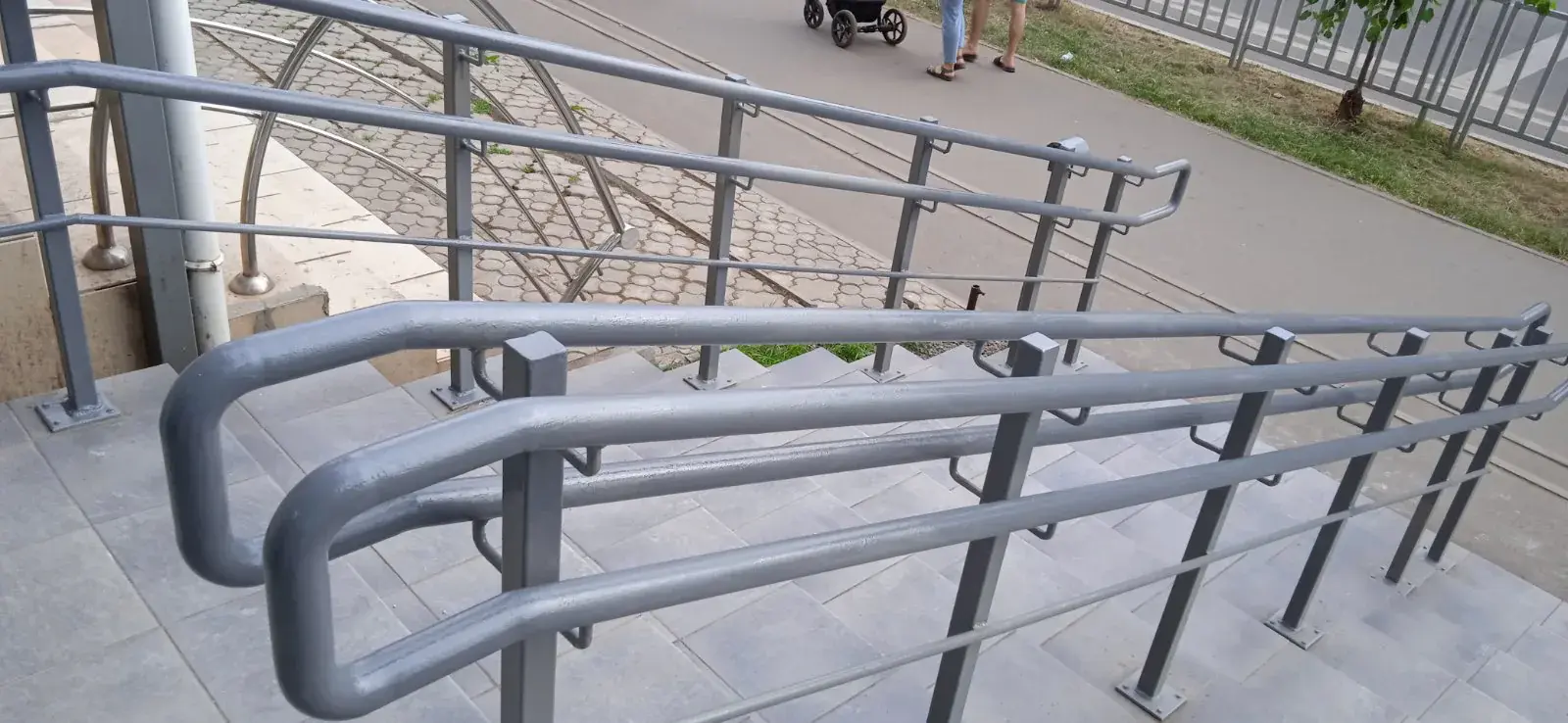 Облаштована вхідна група з металевими поручнями