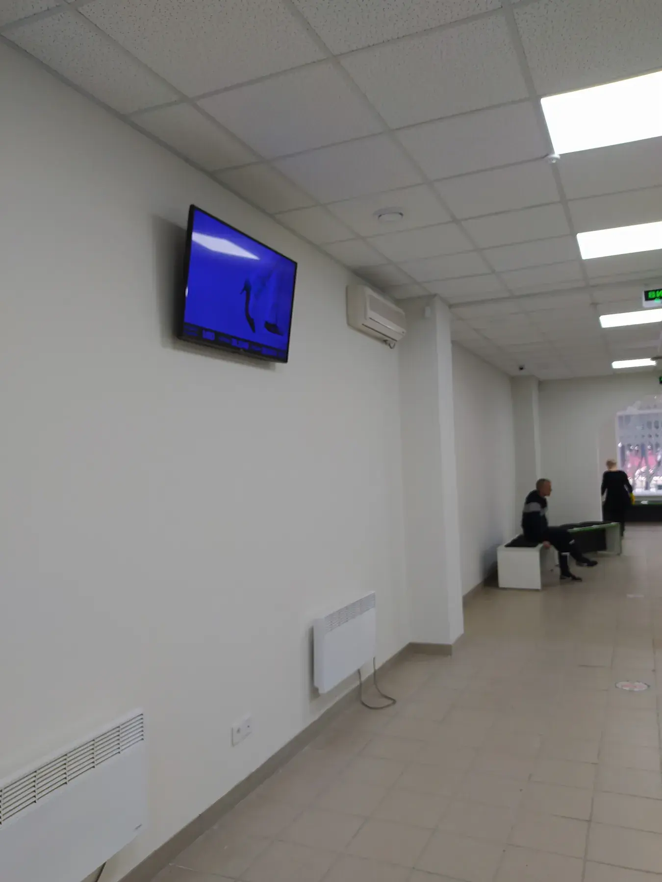 Стіна та підвісна стеля у внутрішньому просторі
