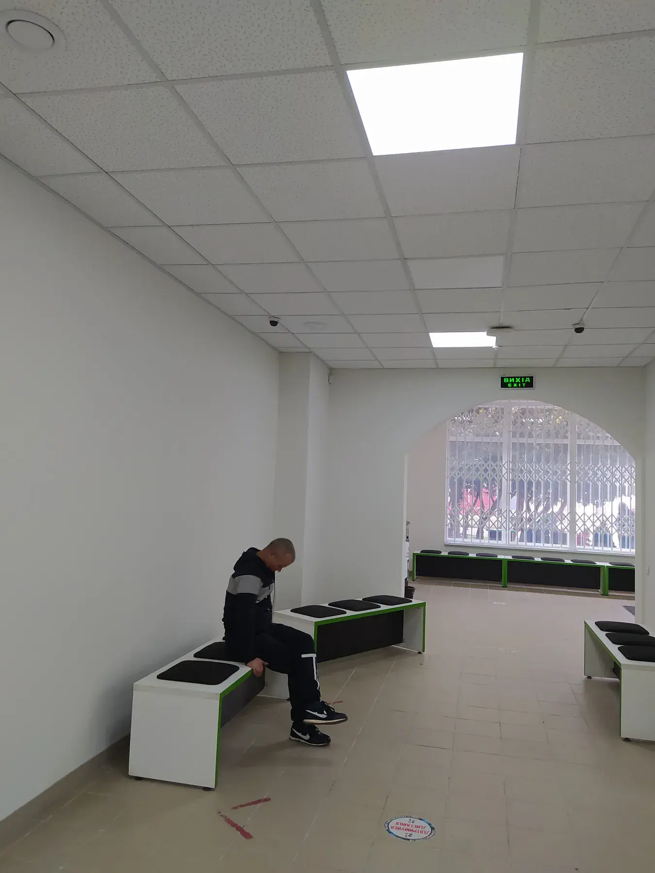 Зона очікування в облаштованому приміщенні