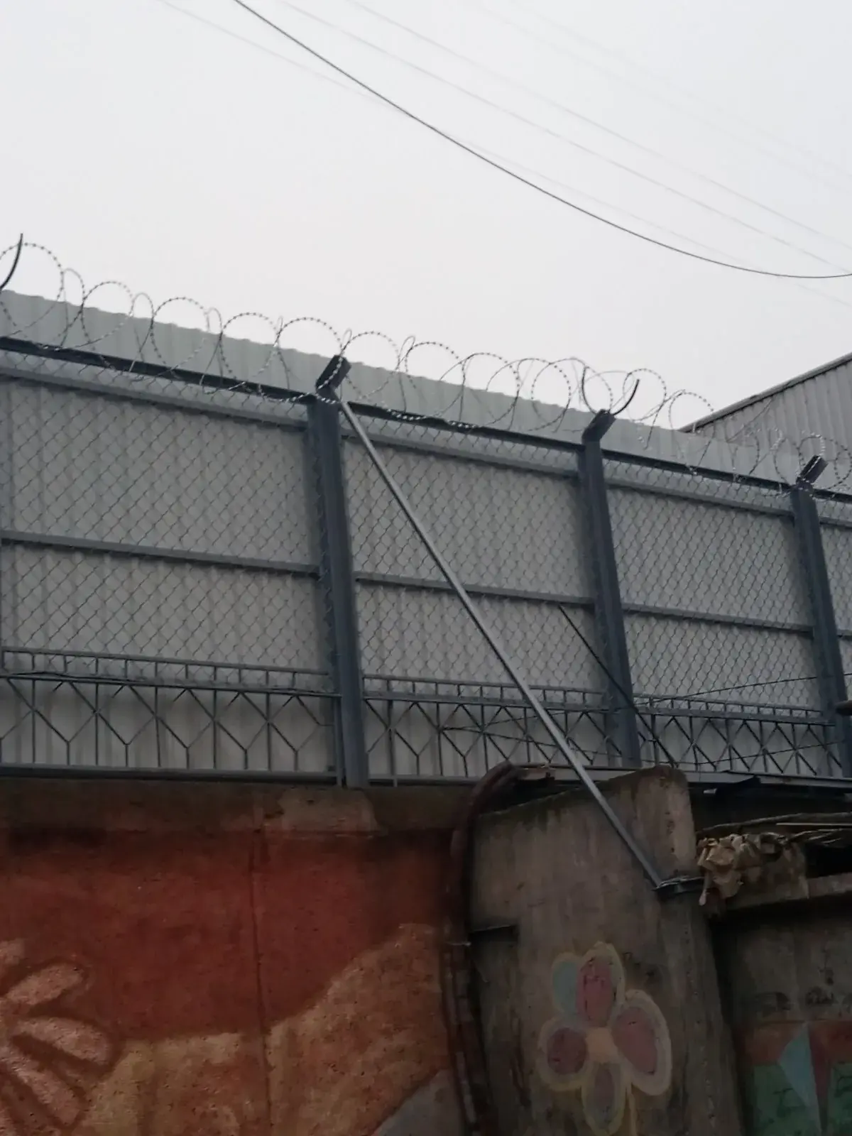 Висока сітчаста огорожа з непрозорим заповненням